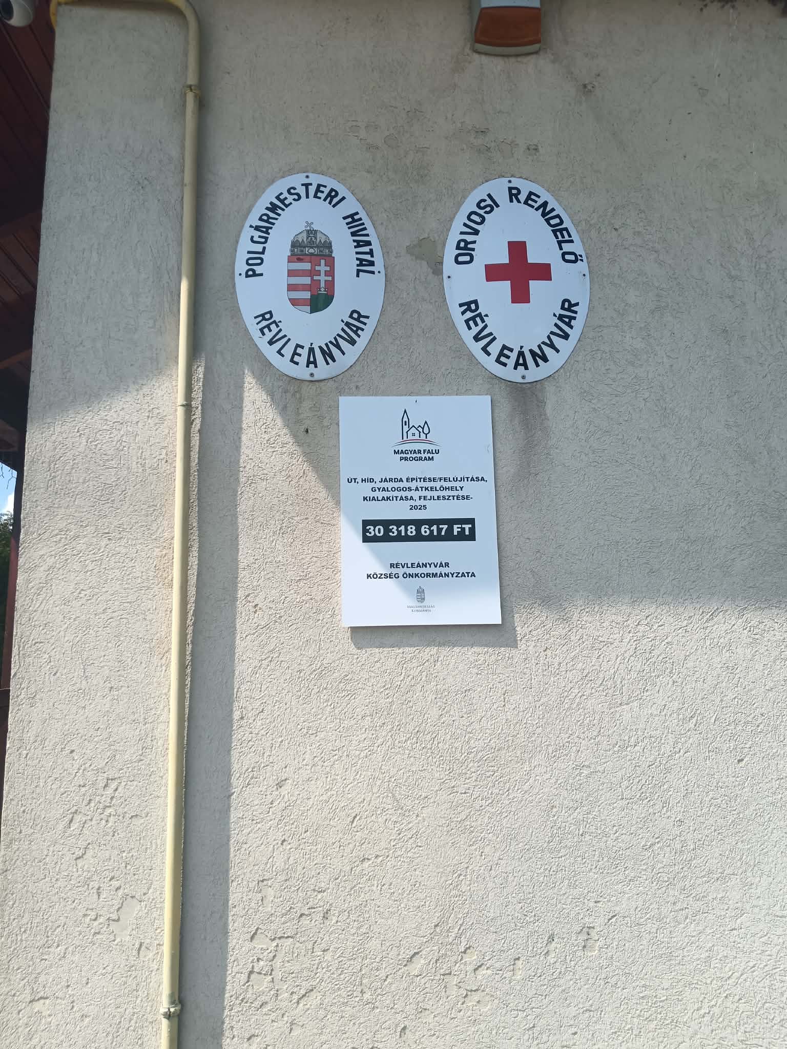 Projekt tábla a hivatal homlokzatán
